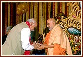 Shri L. K. Advani greets Swamishri on his 82nd birthday