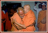 Swamishri welcomes Pujya Kothari Swami and sadhus after their Satsang tour abroad