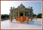 After darshan, Swamishri comes out of Akshardham monument