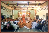 Swamishri and devotees perform murti-pratishtha arti