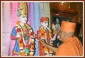Swamishri performs murti-pratishtha rituals