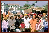 Swamishri with descendants of Jalamsinh Bapu