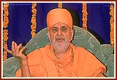 Swamishri blesses the assembly