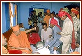 Swamishri blesses the members of local royal family