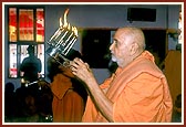 Swamishri performs arti of Thakorji