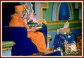 Swamishri performs arti