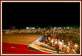 Mass arti performed by 100,000 devotees and well-wishers
