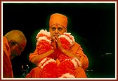 Senior sadhus honor Swamishri with garlands