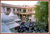 Devotees during Swamishri's morning puja