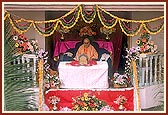 Swamishri performs his morning puja in the mandir
