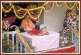 Swamishri performs his morning puja in the mandir