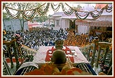 Swamishri performs his morning puja in the mandir