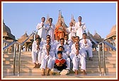 Swamishri with car parking volunteers of London 