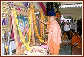 Swamishri performs murti-pratishtha rituals of murtis for Hari mandir in Tralsa