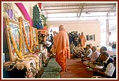 ... and performs the murti-pratishtha arti