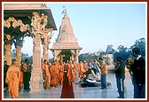 Swamishri blesses the London volunteers while they take leave