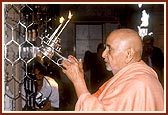 Swamishri performs arti of Thakorji