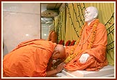 Swamishri pays his respects to Shastriji Maharaj in his birthplace