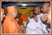 Swamishri explains the glory of Shastriji Maharaj to sadhaks who have come from abroad to become sadhus