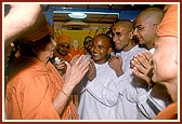 Swamishri explains the glory of Shastriji Maharaj to sadhaks who have come from abroad to become sadhus