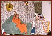 Swamishri blesses the assembly