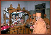 Swamishri performs the evening arti at the land donated to BAPS and thereafter addresses the assembly