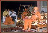 Swamishri blesses the assembly
