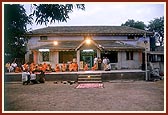 Swamishri performs the evening arti at the land donated to BAPS and thereafter addresses the assembly