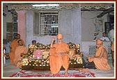 Swamishri performs the evening arti at the land donated to BAPS and thereafter addresses the assembly
