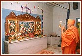 Swamishri performs arti in the rejuvenated BAPS Hari mandir that was built by sadguru Vignananand Swami 105 years ago