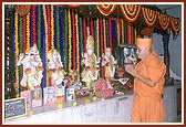 With the former Hari mandir short of space Swamishri performs arti at the newly built mandir