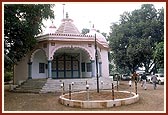 With the former Hari mandir short of space Swamishri performs arti at the newly built mandir