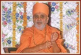 Swamishri blesses the assembly