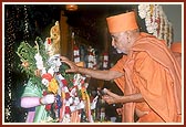 Swamishri performs pujan of Thakorji