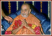 Swamishri is welcomed with a garland