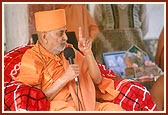 Swamishri discourses to an assembly at the Sugar mill in Maroli