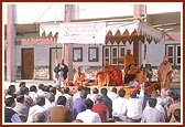 Swamishri discourses to an assembly at the Sugar mill in Maroli