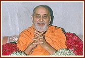 Swamishri is welcomed with a garland
