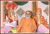 Swamishri proclaims the joli-mantra, 'Narayan Hare Sacchidanand Prabho'