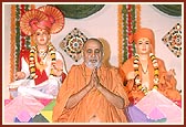 Swamishri proclaims the joli-mantra, 'Narayan Hare Sacchidanand Prabho'
