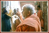 Swamishri performs arti of Thakorji