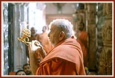 Swamishri performs arti of Thakorji