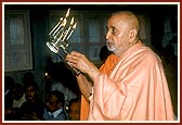Swamishri performs the mandir anniversary (patotsav) arti