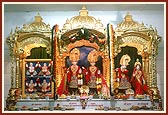 Darshan of deities in the newly installed sinhasan