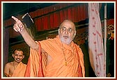 During a symbolic Joli festival Swamishri calls out the Joli-mantra, 'Narayan Hare Sachhidanand Prabho'&nbsp;