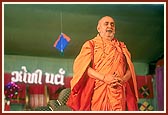 During a symbolic Joli festival Swamishri calls out the Joli-mantra, 'Narayan Hare Sachhidanand Prabho'&nbsp;