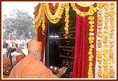 Inauguration: Swamishri unveils a plaque, inaugurates and lights the inaugural lamp at the BAPS 'Pramukh Swami Institute of Information Technology' (PIIT) for the educational uplift of tribal students