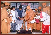 Inauguration: Swamishri unveils a plaque, inaugurates and lights the inaugural lamp at the BAPS 'Pramukh Swami Institute of Information Technology' (PIIT) for the educational uplift of tribal students