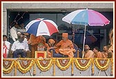 Swamishri makes arrangements to provide shade for Shri Harikrishna Maharaj from the sun