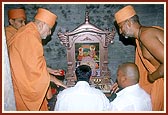 Swamishri sanctifies the home of another tribal volunteer (in Vaghchipa) and performs pujan of his ghar mandir